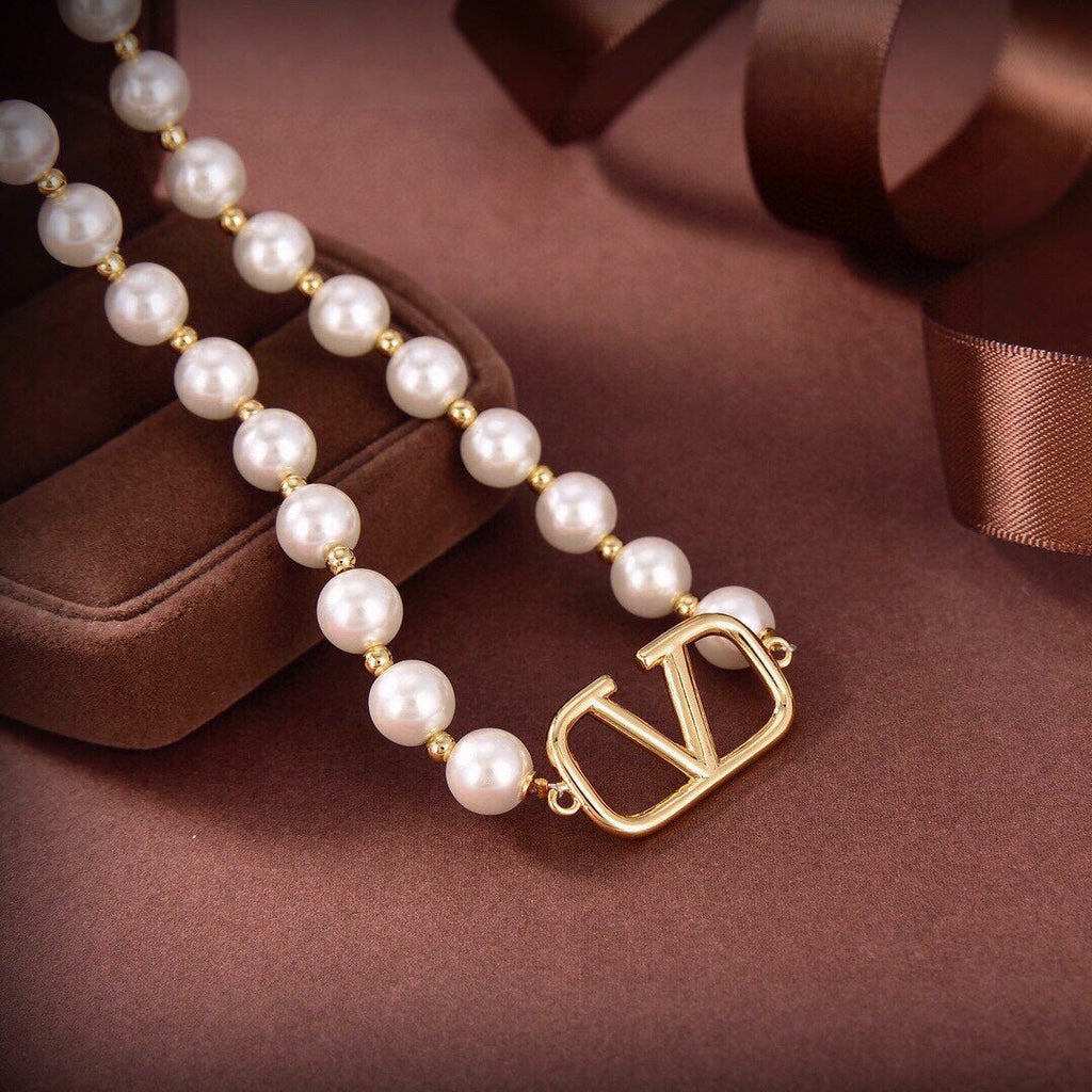 VLogo Pearls Choker 18K Gold Necklace product image 9, provided for visual reference and product detail review