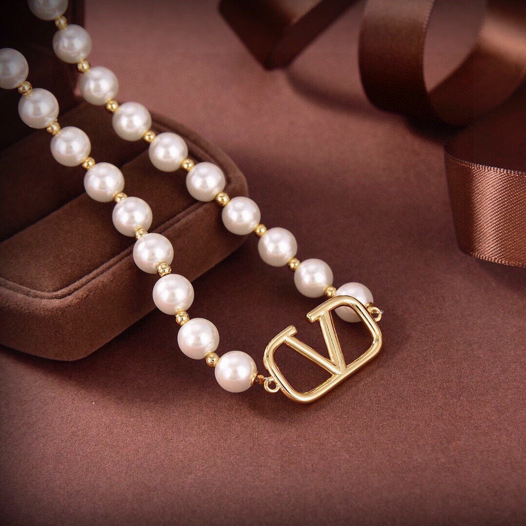 VLogo Pearls Choker 18K Gold Necklace product image 9, provided for visual reference and product detail review