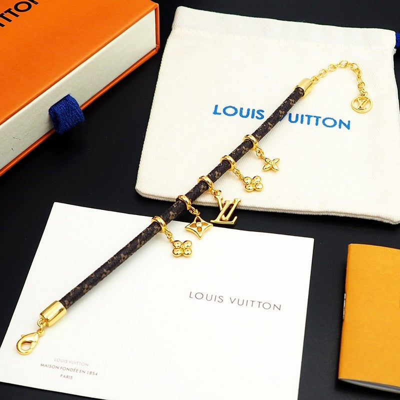 Louis Vuitton Blooming 18K Gold Bracelet product image 8, provided for visual reference and product detail review