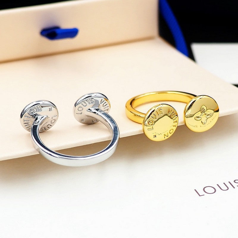 Louis Vuitton Studs 18K Gold Ring product image 14, provided for visual reference and product detail review
