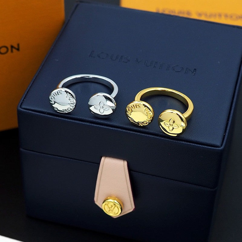 Louis Vuitton Studs 18K Gold Ring product image 8, provided for visual reference and product detail review