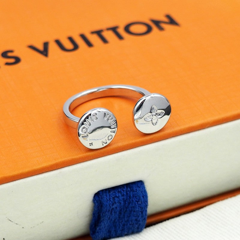 Louis Vuitton Studs 18K Gold Ring product image 15, provided for visual reference and product detail review