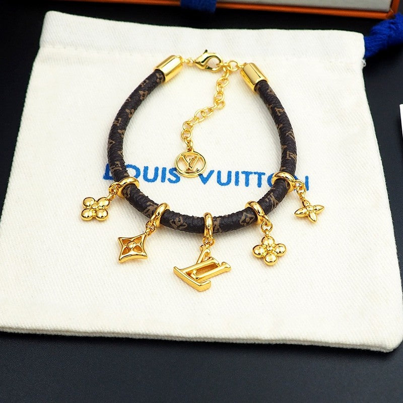 Louis Vuitton Blooming 18K Gold Bracelet product image 10, provided for visual reference and product detail review